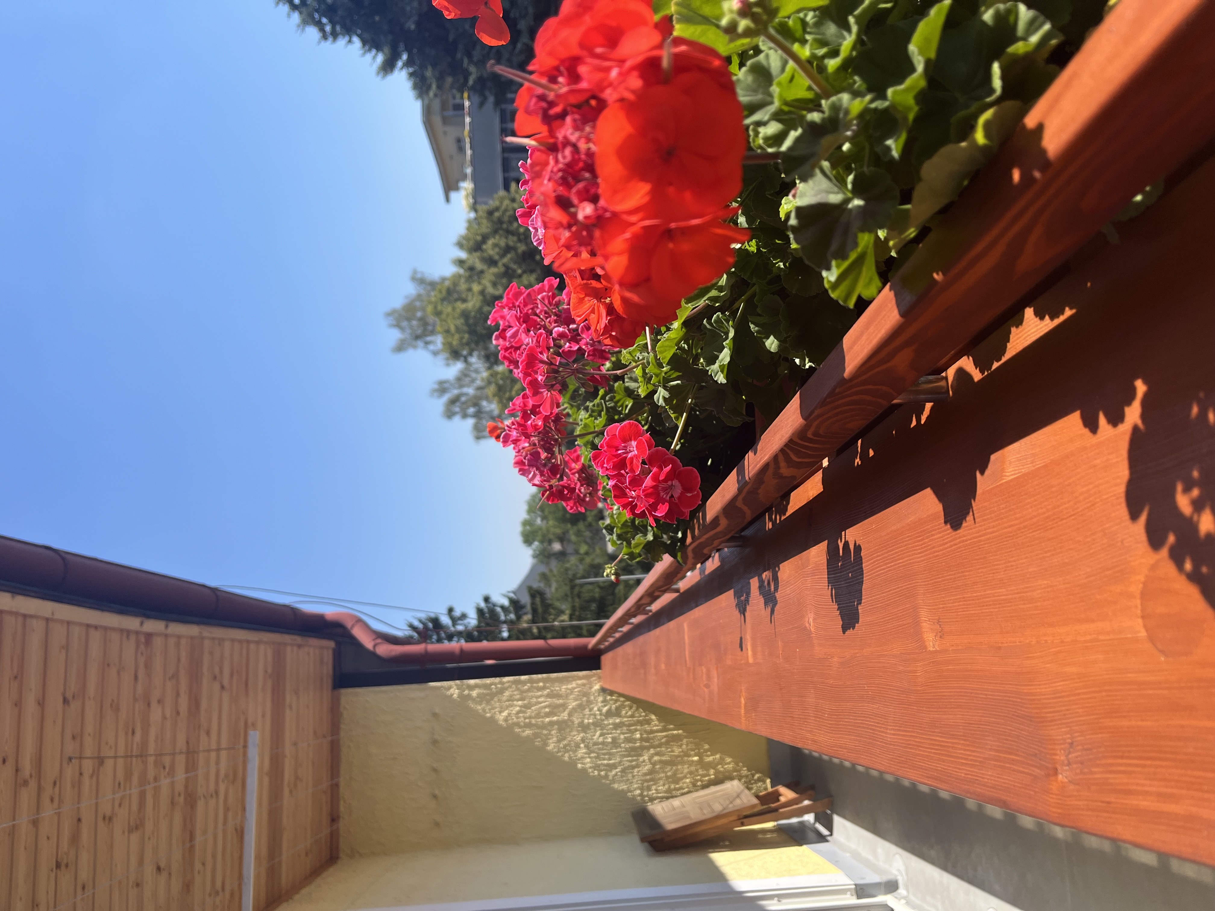 Modřínový balkonový parapet se zábradlíčkem, Praha 6 Větrník