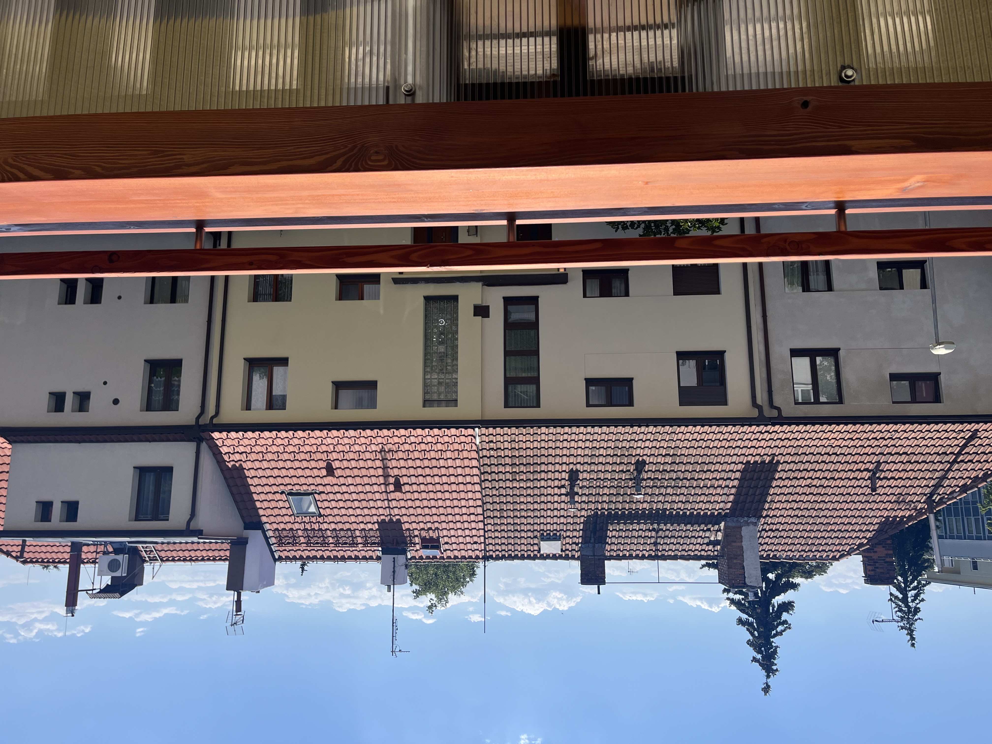 Detail modřínového parapetu na balkoně