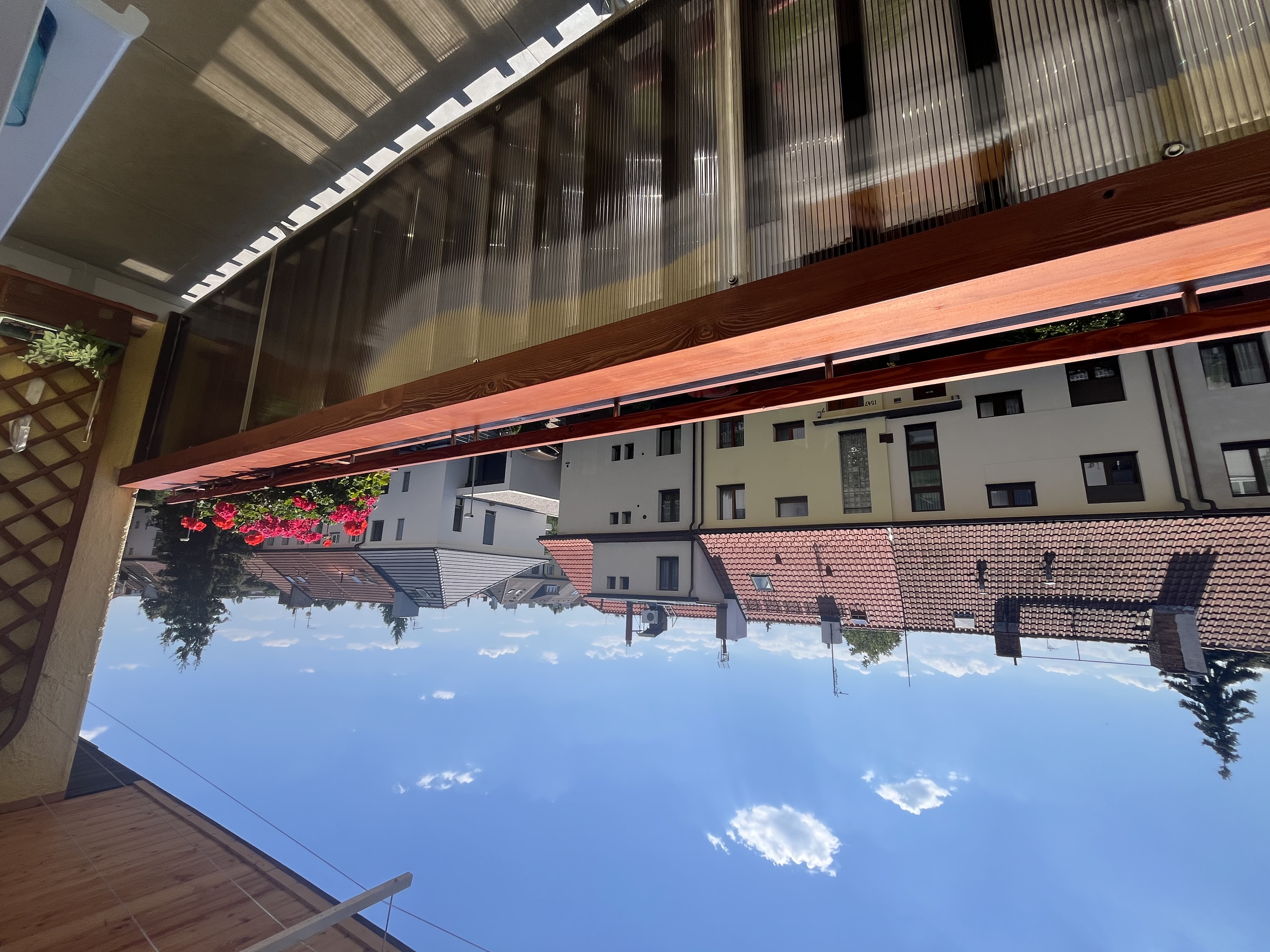 Balkonový parapet s dřevěným zábradlíčkem