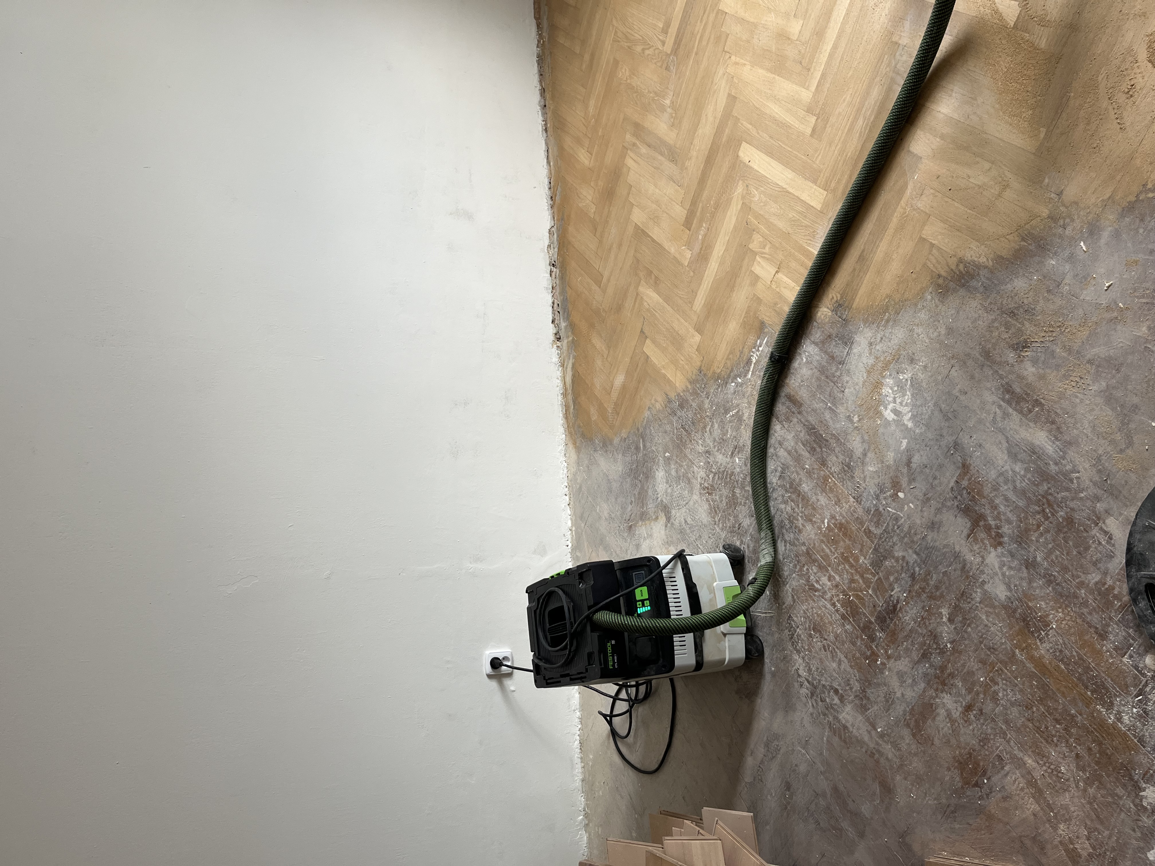 Renovace dubových parket ve Vršovicích před a po opravě