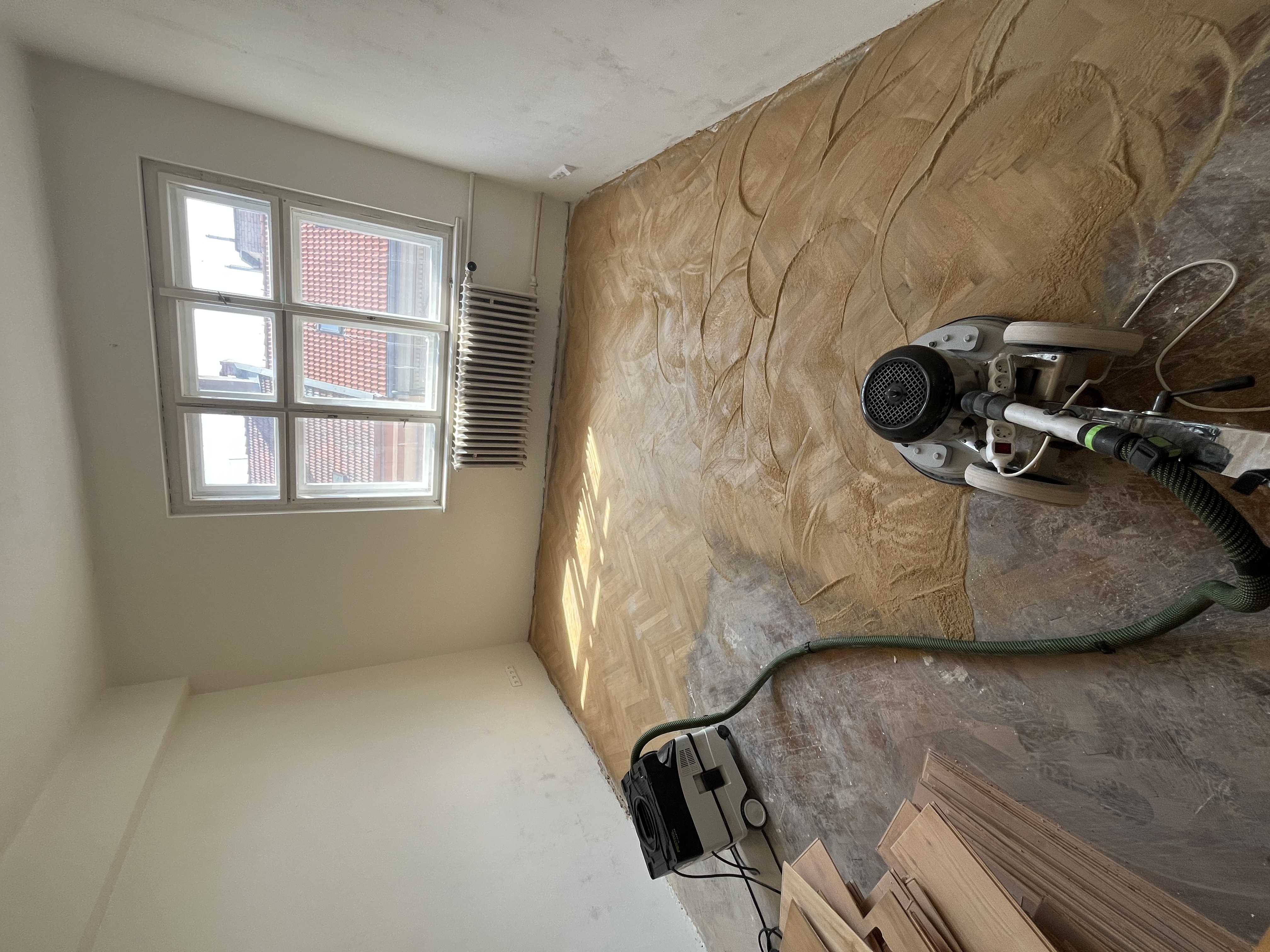 Broušení a renovace starých dubových parket